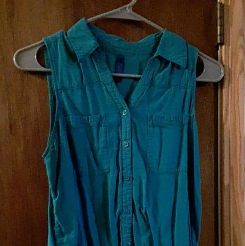 Sleeveless Button-down Top